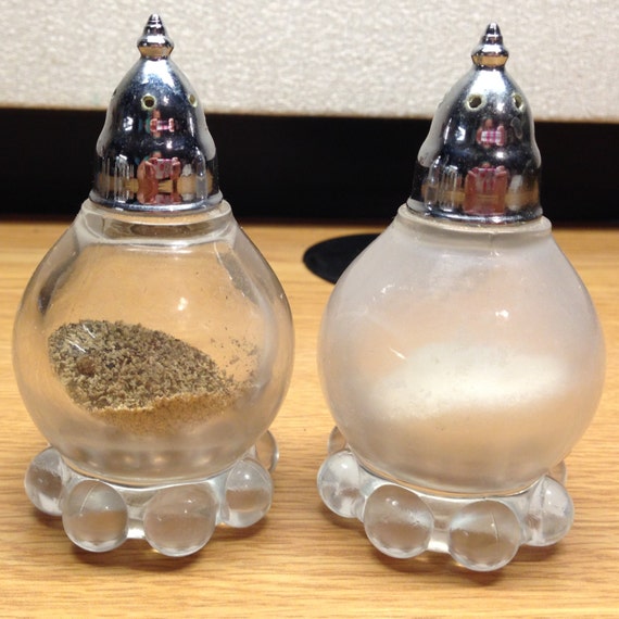 Bubble bottom salt and pepper shakers Bubble bottom salt and pepper shakers
