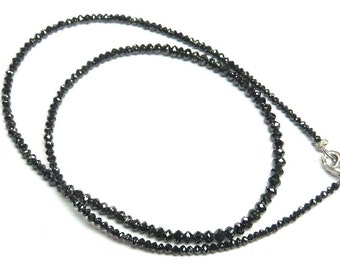 Halskette mit natürlichen, runden, facettierten schwarzen Diamantperlen, Verschluss aus 18 Karat massivem Gold, Jubiläumsgeschenk