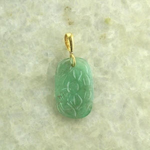 Natürlicher Smaragd Anhänger, Geschnitzter Smaragd Edelstein Anhänger in 18K Gelbgold, Jahrestag Geschenk für Sie