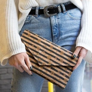 Bolso de sobre de corcho de embrague de rayas-monedero ecológico-bolso vegano-bolso chic-regalo para ella-regalo vegano-bolso de corcho-embrague de corcho-bolso único-bolso de corcho