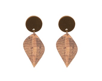 Piuma pendenti-Orecchini di piume-Orecchini di sughero-Orecchini Boho-Mini orecchini estivi-Gioielli Boho-Regalo per lei-Gioielli di piume-Piuma di sughero