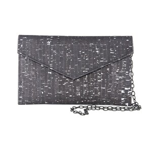 Pode incluir: Uma clutch preta de corti&ccedil;a com um padr&atilde;o salpicado de prata e uma al&ccedil;a de corrente destac&aacute;vel.