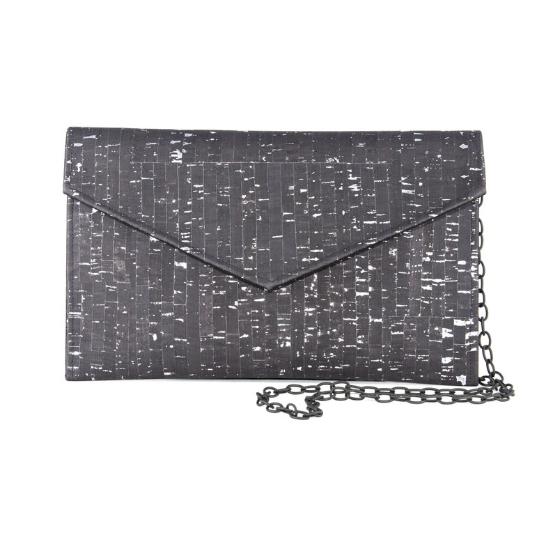 Pode incluir: Uma clutch preta de corti&ccedil;a com um padr&atilde;o salpicado de prata e uma al&ccedil;a de corrente destac&aacute;vel.