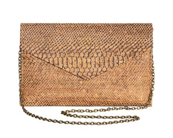 Pode incluir: Uma clutch retangular com um padrão de pele de cobra em tons de bege e castanho. Possui um fecho de aba e uma alça de corrente dourada. A bolsa é feita de um material texturizado.