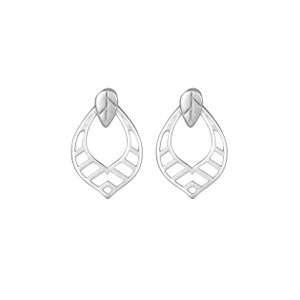 Puede incluir: Un par de pendientes de plata con un diseño geométrico y un detalle de hoja en la parte superior.