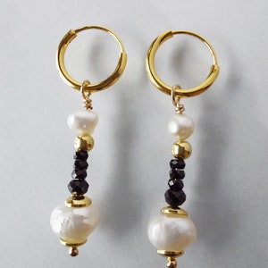 Gold-plated hoop earrings with freshwater pearls and spinels