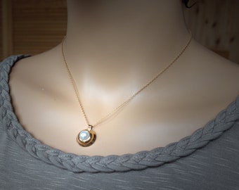 Adjustable gold filled chain with gold plated pearl pendant