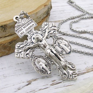 Collana con crocifisso del Perdono e dell'Indulgenza, grande crocifisso del Perdono a tre funzioni, medaglia di San Benedetto, medaglia miracolosa della Madonna delle Grazie, regalo di croce cattolica
