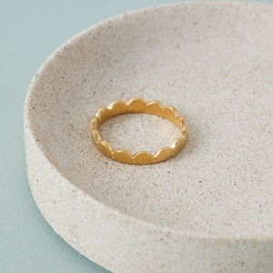 18ct Gold Scalloped Ring Heavy