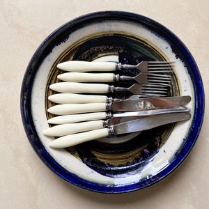 Flatware Set of 8 Stainless Steel 4 Forks and 4 Knives with Ivory Bakelite Colour Handles, Cutlery Tableware.
