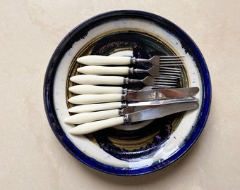 Flatware Set of 8 Stainless Steel 4 Forks and 4 Knives with Ivory Bakelite Colour Handles, Cutlery Tableware.