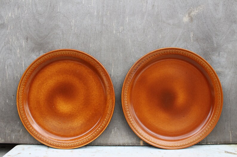 Grande assiette de service Gustavsberg ronde de couleur marron, porcelaine de Gustavsberg fabriquée en Suède, objet de collection image 2