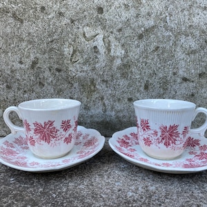 Gefle VINRANKA Coffee Cups Saucers Set of 2 Red Colour, Arthur Percy, 1940s Swedish Scandinavian Design