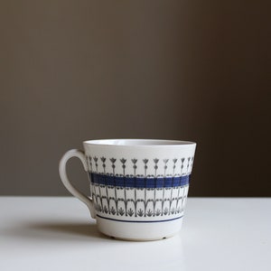Gefle SMIDE Cup, Berit Ternell Design White Coffee Cup with Blue and Gray Decoration, Gefle Upsala Ekekeby, Scandinavian Design