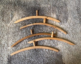Juego de 5 perchas de madera vintage, estilo rústico, ideales para escaparates de tiendas en la década de 1960.