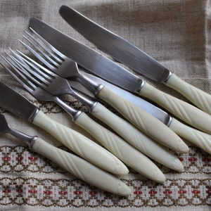 Vintage Flatware Set of 8, Vintage Stainless Steel 4 Forks and 4 Knives with Ivory Bakelite Colour Handles, 1970s Cutlery Tableware.