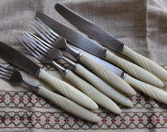 Vintage Flatware Set of 8, Vintage Stainless Steel 4 Forks and 4 Knives with Ivory Bakelite Colour Handles, 1970s Cutlery Tableware.