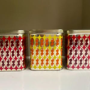 Caja de hojalata vintage, tarro de hojalata navideño, recipiente de hojalata rojo, caja de hojalata amarilla con tapa, almacenamiento de cocina, Estonia NORMA, decoración vintage para el hogar
