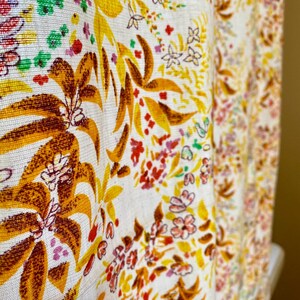 Tela de algodón vintage de los años 40 con estampado floral amarillo y flores de algodón claro, estilo retro, hojas tropicales, colores cálidos