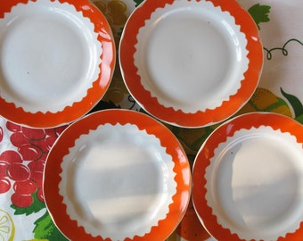 Riga Teller Porzellanfabrik Set von 5 Vintage Kuchenteller mit Roter Rand Dekoration. Hergestellt in Lettland. Sammlerstück
