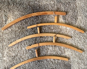 Juego de 5 perchas de madera vintage, estilo rústico, ideales para escaparates de tiendas en la década de 1960.