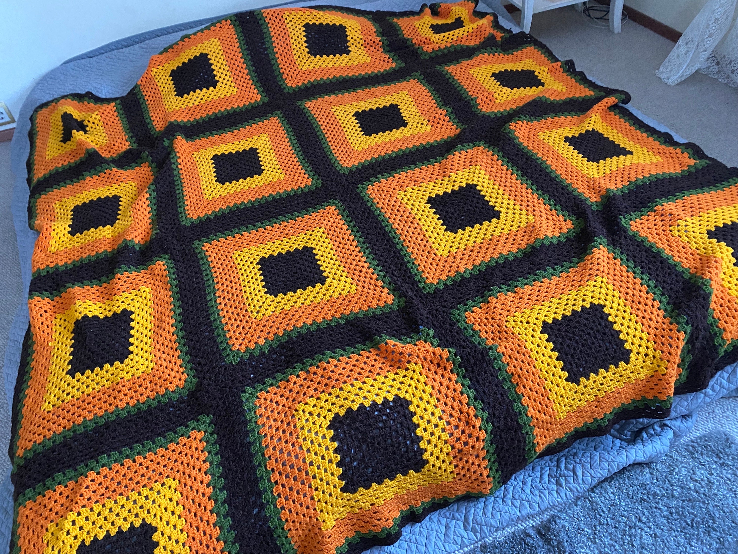 🛏️ Couverture Vintage Crochet – Fait Main – Années 70 – Orange/Jaune/Vert/Marron