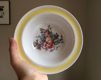 Tigela ARABIA Finlândia com borda amarela e decoração floral, design escandinavo.