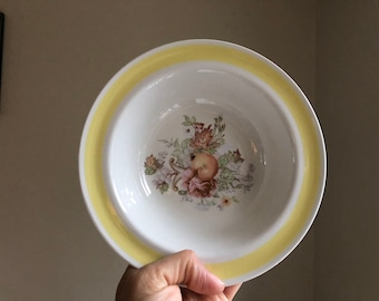 Tigela ARABIA Finlândia com borda amarela e decoração floral, design escandinavo.