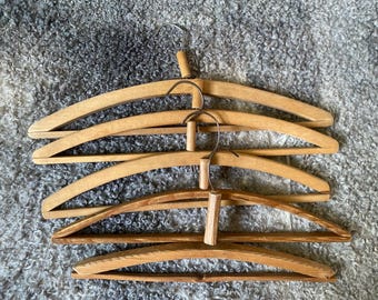 Juego de 5 perchas de madera vintage, estilo rústico, ideales para escaparates de tiendas en la década de 1960.