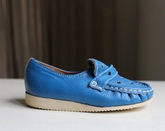 Sapatos infantis vintage, mocassins vintage de couro azul, novos, de estoque antigo. Sapatos infantis vintage. Colecionáveis.