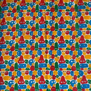 Pu&ograve; includere: Un tessuto colorato con un motivo ripetuto di facce e forme di cartoni animati in rosso, giallo, blu e verde. Il design presenta nasi rossi a forma di cono e varie forme di occhi, creando un'estetica giocosa e stravagante.