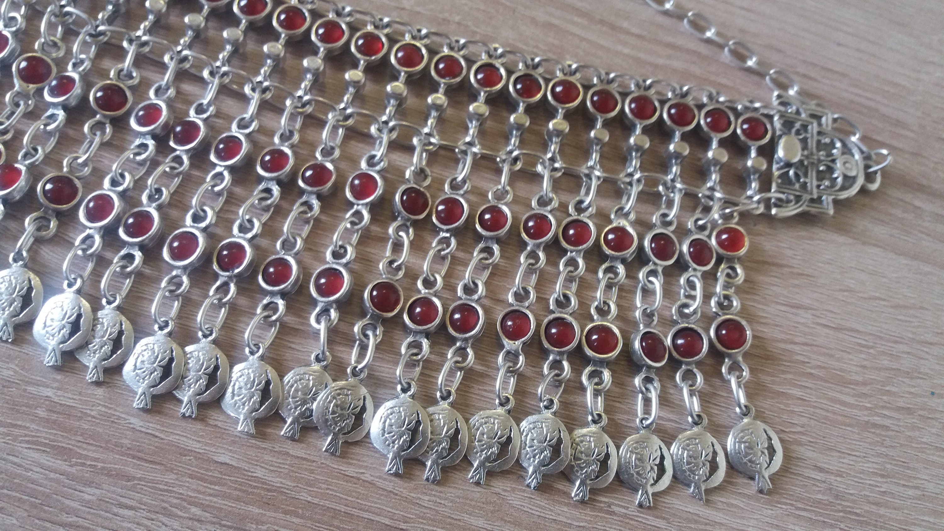 Collier Ras Du Cou Avec Pendentif Grenade Et Lune - Longueur 52 Cm - Alliage Argenté - Style Ethnique - Neuf Sans Emballage