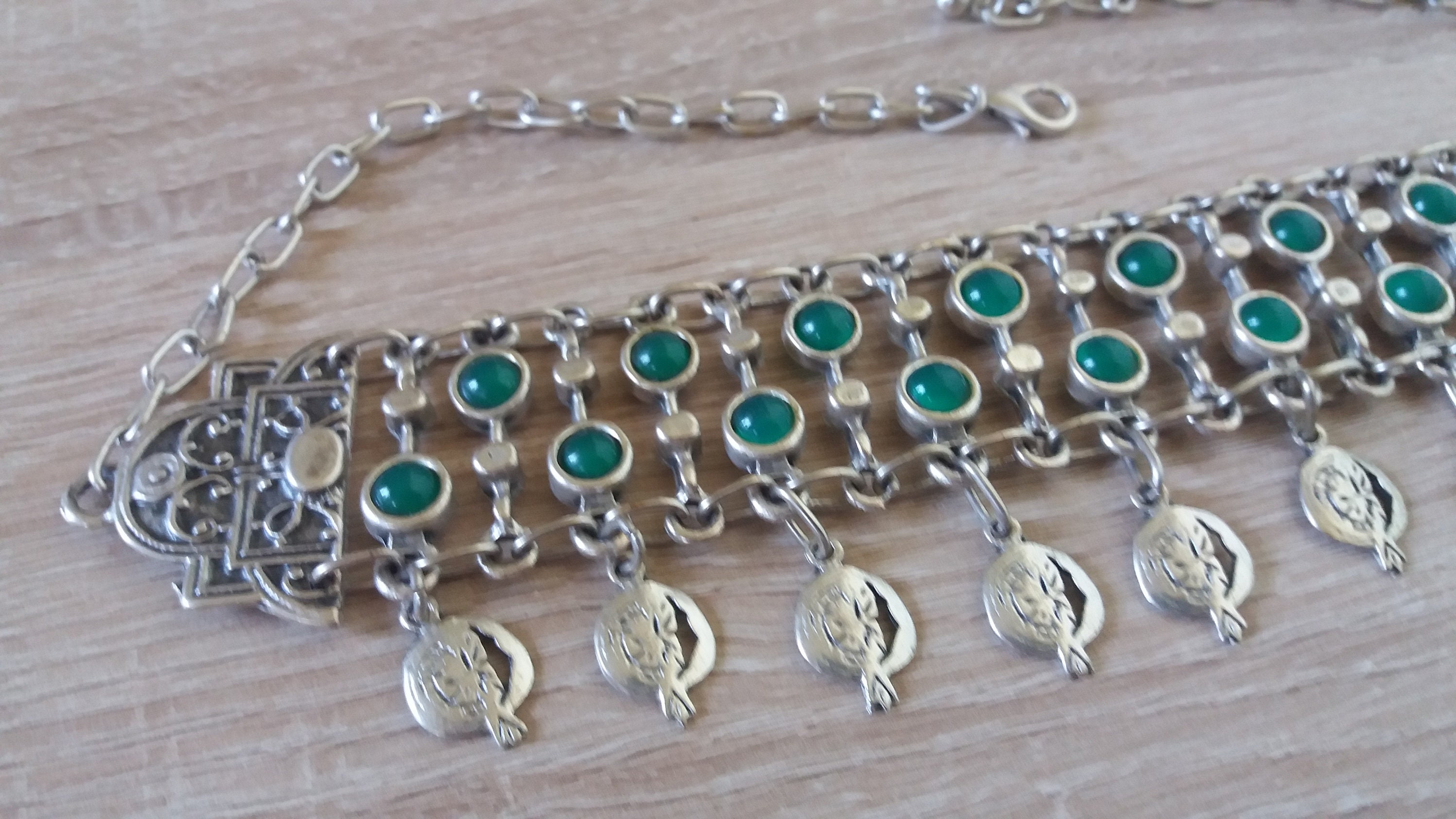 Collier Mi-long Demi-lune Avec Grenat Et Pièce - Style Ethnique Et Statement