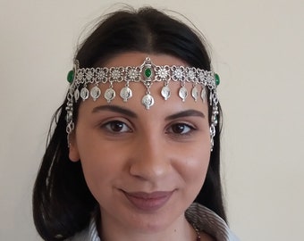 Tocado armenio con crisólito y gota plateada con flor de granada para la frente.