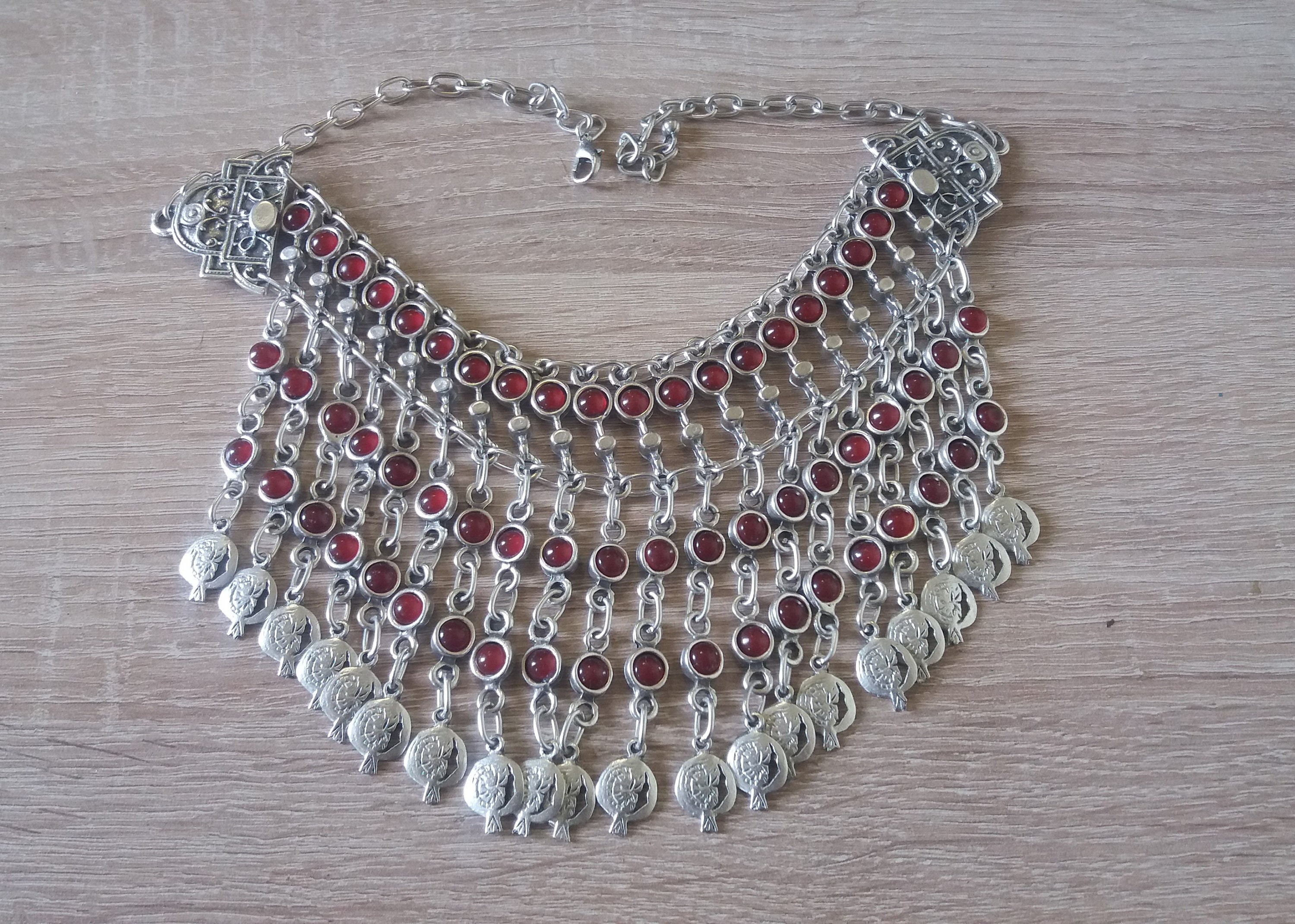 Collier Mi-long Pendentif Demi-lune Grenade En Alliage Argenté - Style Ethnique Arménien, Neuf Sans Emballage