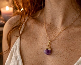 Collar con colgante de cristal chapado en oro de 14k, joyería minimalista con piedras preciosas, pieza para simbolizar el amor propio.