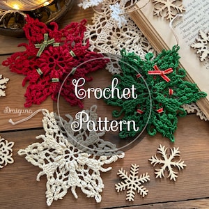 Peut inclure: Trois ornements en forme de flocon de neige crochetés en rouge, vert et blanc. Les ornements sont suspendus à une ficelle et sont affichés sur une surface en bois. Le texte "Crochet Pattern" est superposé à l'image.