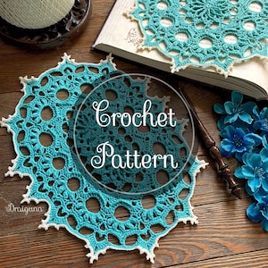 Może przedstawiać: Turkusowa koronka szydełkowa z białym obrzeżem. Koronka ma okrągły wzór z wieloma otworami. Na obrazie nałożony jest tekst "Crochet Pattern".