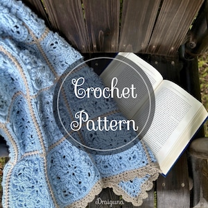 Peut inclure: Une couverture au crochet bleue et beige avec un bord festonné, posée sur une chaise en bois avec un livre ouvert. Le texte "Crochet Pattern" est écrit dans un cercle au-dessus de la couverture.