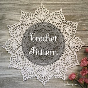 Peut inclure: Napperon blanc en crochet en forme d'étoile avec des motifs de dentelle complexes. Un cercle gris au centre porte l'inscription "Crochet Pattern". Le fond est une surface en bois.