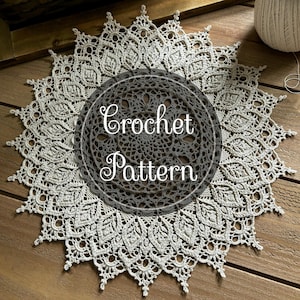 Puede incluir: Un encaje de ganchillo con un diseño delicado y de encaje. El encaje es de color crema y tiene una forma circular. El texto "Crochet Pattern" está superpuesto al encaje.