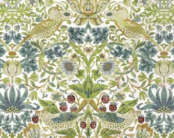Op de afbeelding: Een gedetailleerd patroon met vogels, bloemen en bessen in tinten groen, blauw en goud op een witte achtergrond. Het ontwerp bevat gestileerde vogels, bloemelementen en trossen rode bessen, wat een op de natuur geïnspireerde esthetiek creëert.