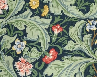 Op de afbeelding: Een vintage behang met een bloemenpatroon op een donkerblauwe achtergrond, met groene bladeren, roze, rode en gele bloemen.