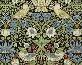 Op de afbeelding: Een gedetailleerd patroon met vogels, bloemen en bladeren in groen, blauw en crème op een zwarte achtergrond. Het ontwerp bevat symmetrische arrangementen van vogels te midden van gestileerde bloemen- en bladmotieven.