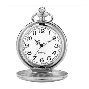 K&ouml;nnte beinhalten: Eine silberne Taschenuhr mit wei&szlig;em Zifferblatt und schwarzen r&ouml;mischen Ziffern. Die Uhr hat eine Kette, die oben befestigt ist, und einen Klappdeckel unten.