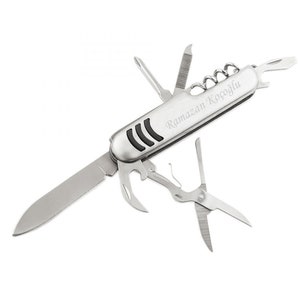 K&ouml;nnte beinhalten: Ein silbernes Multifunktions-Taschenmesser mit schwarzem Gummigriff und einer Vielzahl von Werkzeugen, darunter eine Klinge, ein Flaschen&ouml;ffner, ein Korkenzieher, ein Schraubendreher und eine Schere. Das Messer ist mit dem Namen "Ramazan Ko&ccedil;oğlu" graviert.