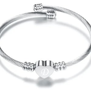 Pulsera personalizada con forma de corazón chapada en plata/letra grabada