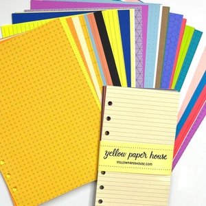 Puede incluir: Un conjunto de hojas de papel de colores con diferentes patrones y texturas. Las hojas están dispuestas en forma de abanico e incluyen una hoja amarilla cuadriculada y una hoja rayada con el texto "yellow paper house" y la dirección del sitio web "yellowpaperhouse.com".