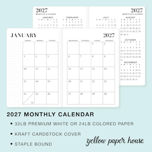 Könnte beinhalten: Ein Monatskalender für 2027 mit einem schwarz-weißen Rasterlayout für Januar. Die Seiten enthalten eine Monatsübersicht für Januar, Februar, Juli, August, Oktober und Dezember. Der Text umfasst 2027 MONTHLY CALENDAR, 32LB PREMIUM WHITE OR 24LB COLORED PAPER, KRAFT CARDSTOCK COVER, STAPLE BOUND und yellow paper house.