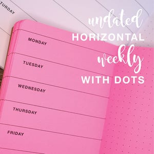 Puede incluir: Planificador semanal horizontal sin fecha rosa con puntos. El planificador tiene una cubierta rosa y est&aacute; abierto para mostrar los d&iacute;as de la semana: lunes, martes, mi&eacute;rcoles, jueves y viernes.